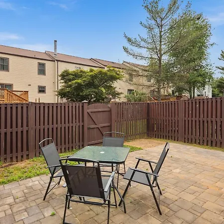New! Large 3-Story Townhome Private, Self Checkin, Pet Friendly!